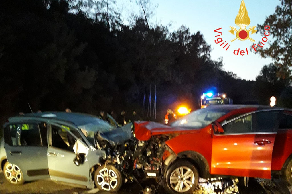 Grave incidente tra due auto nel Crotonese, un morto e 4 feriti