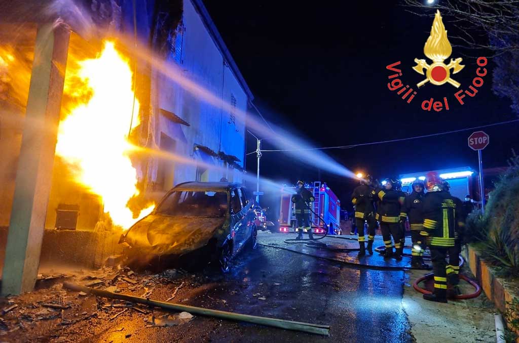 Auto in fiamme a Catanzaro, coinvolto contatore metano: evacuato stabile