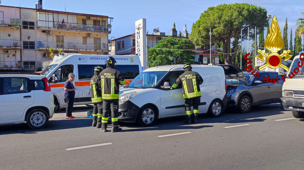 Tamponamento multiplo sulla ss 106 nel Crotonese: feriti