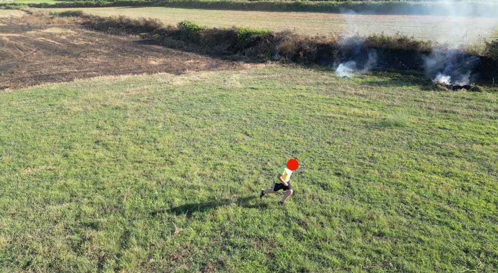 Bambino sorpreso da un drone mentre appicca incendio a Zungri - Video
