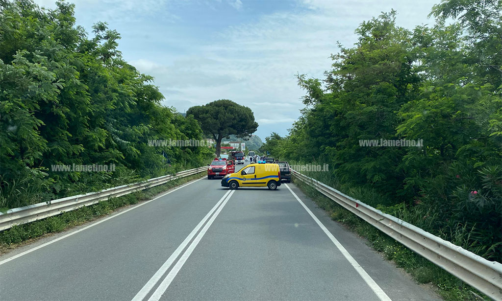 Scontro fra auto e moto sulla statale 18 a Falconara Albanese, un ferito