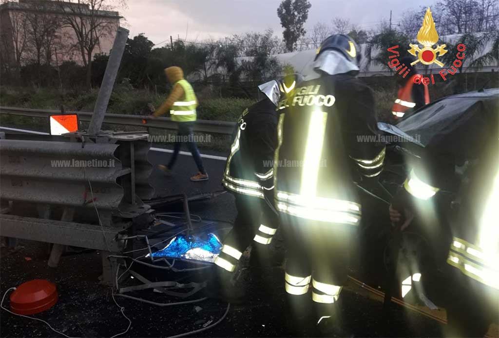 Auto contro guardrail su A2 a Pizzo, un ferito