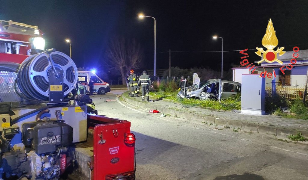 Perde il controllo dell'auto e si ribalta a Catanzaro, ferite due ragazze