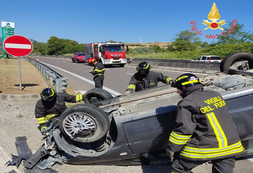 Lamezia, perde il controllo dell'auto e si ribalta sulla sulla SS 280: ferito conducente