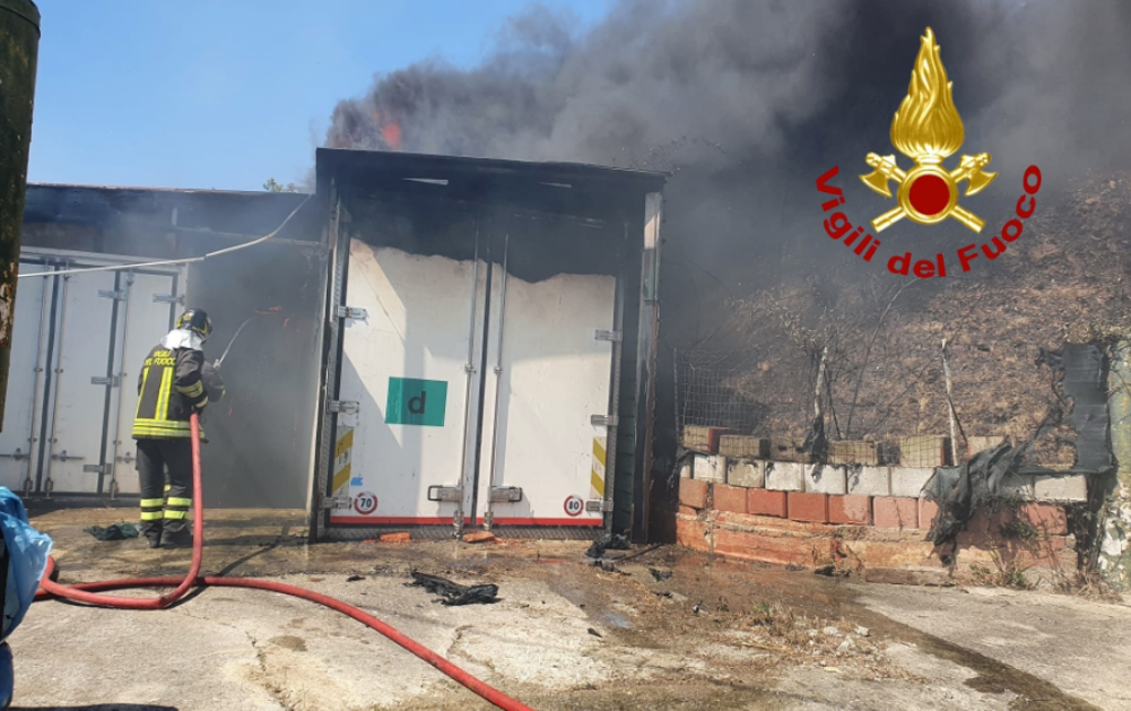 Incendio di arbusti e macchia mediterranea a Marcellinara, coinvolta anche ditta di pellami