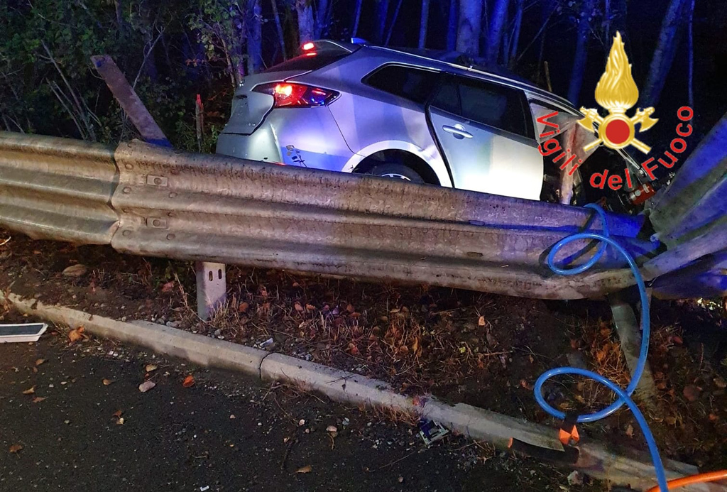 Perde il controllo dell'auto e finisce fuori strada sulla 280 tra Marcellinara e Lamezia: muore giovane, ferito il conducente