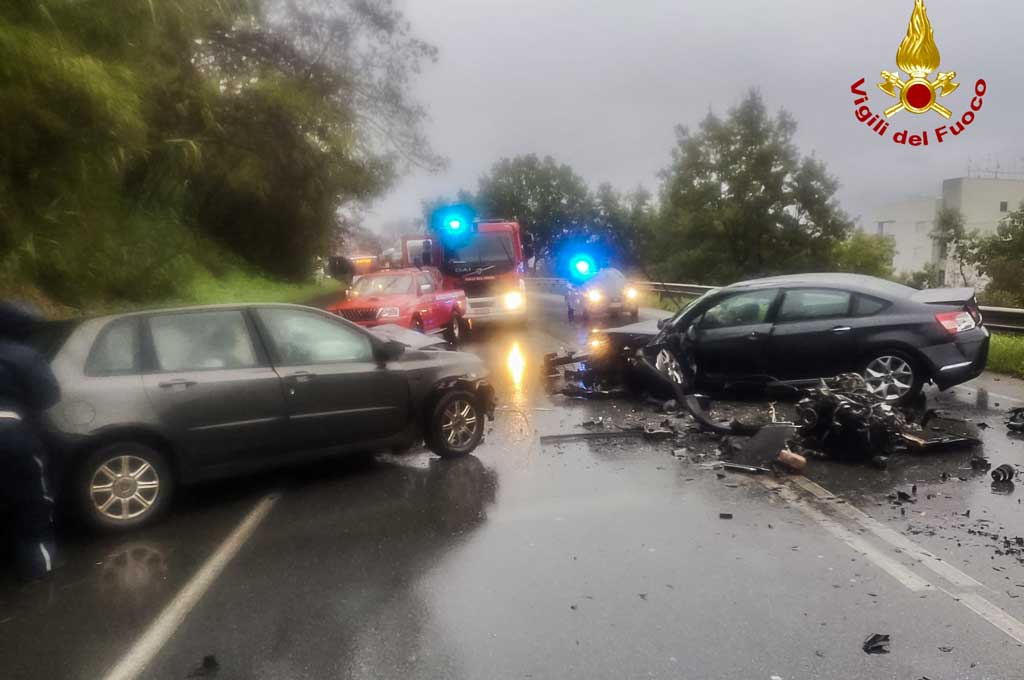 Scontro frontale sulla ss 107 nel Cosentino: due feriti