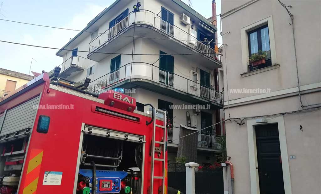 Lamezia, televisore prende fuoco in appartamento di via Ardito: in salvo anziana