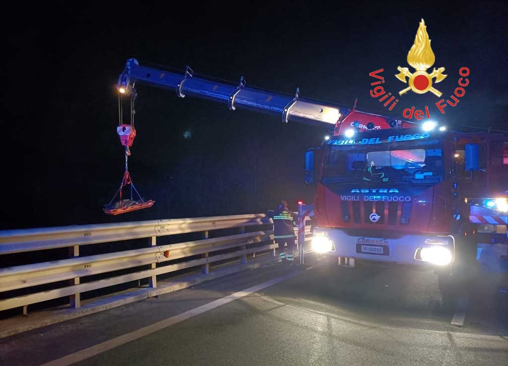Autocarro sfonda guardrail su A2 allo svincolo di Altilia Grimaldi e precipita da 60 metri: due vittime