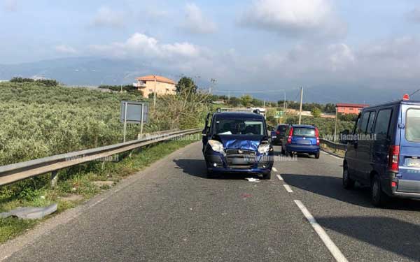 Lamezia, incidente tra due auto: un ferito e traffico in tilt