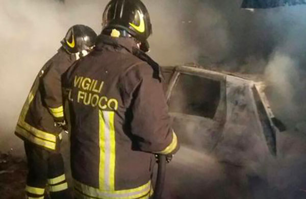 In fiamme l'auto del parroco di Corazzo, danneggiata anche facciata Chiesa