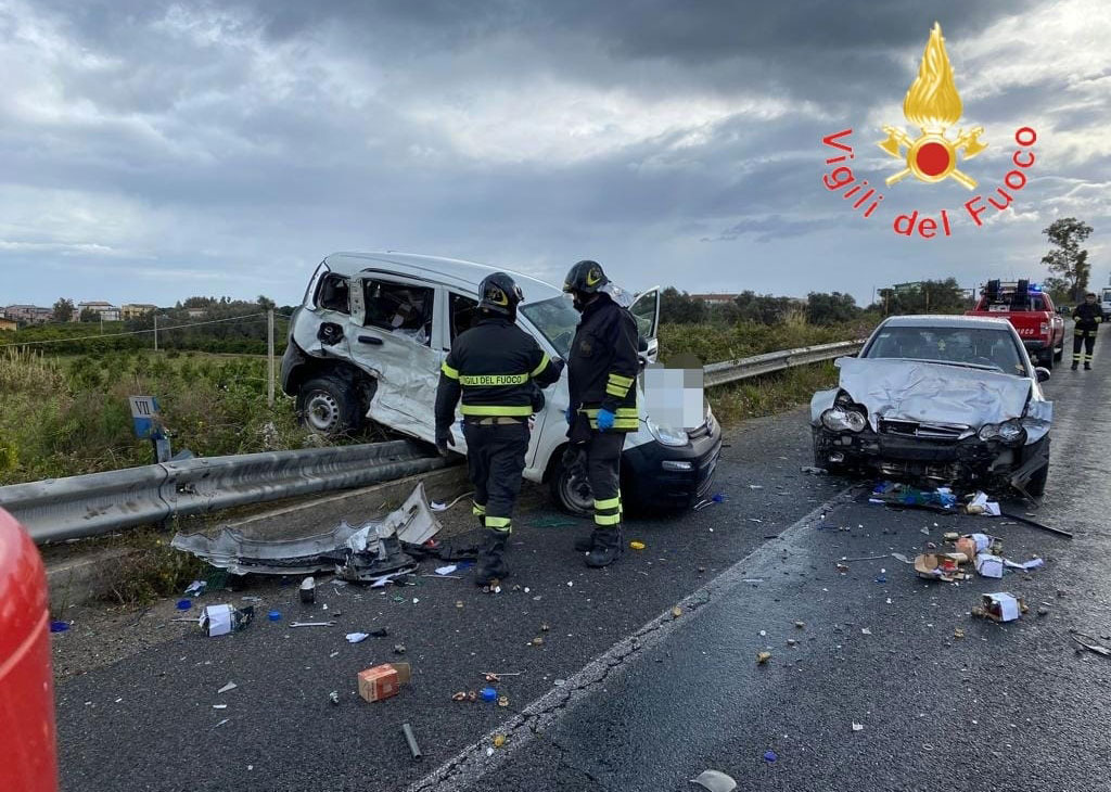Scontro tra due auto su ss 106 nel Cosentino, feriti