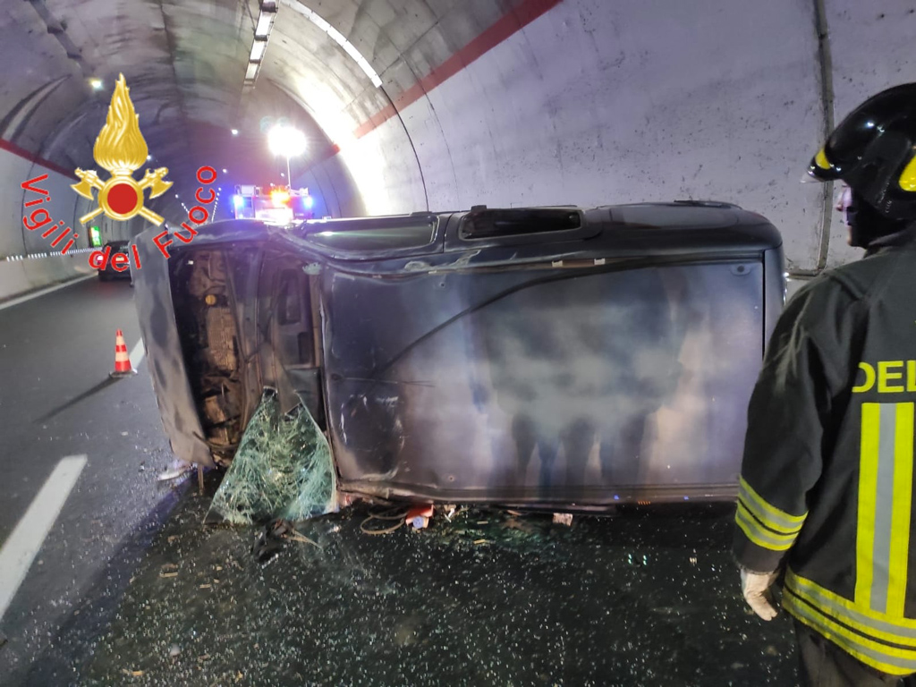 Perde il controllo dell'auto e si ribalta sulla SS106 a Catanzaro, un ferito