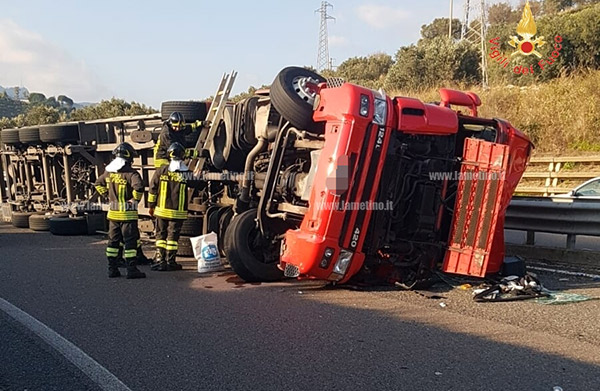Incidente su SS 280 direzione Lamezia: si ribalta tir, ferito conducente - VIDEO