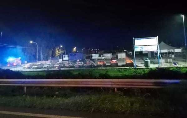 Incendio in piazzale ditta, 11 mezzi distrutti dal fuoco a Cassano allo Ionio