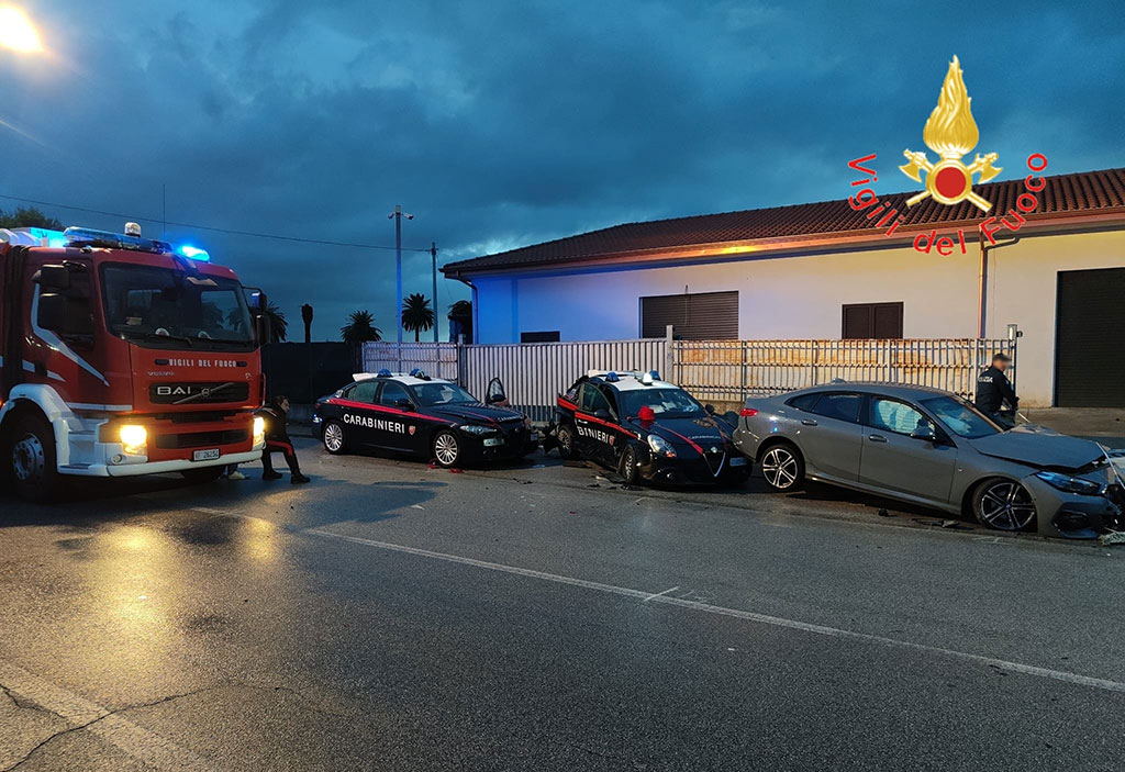 Lamezia, auto travolge due pattuglie dei carabinieri in via dei Bizantini: 4 feriti