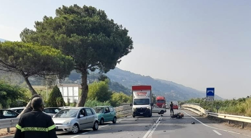 Scontro tra furgone e moto a Fiumefreddo, muore 25enne