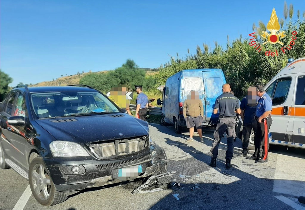 Scontro fra furgone e auto su statale 18 a Gizzeria, 3 feriti