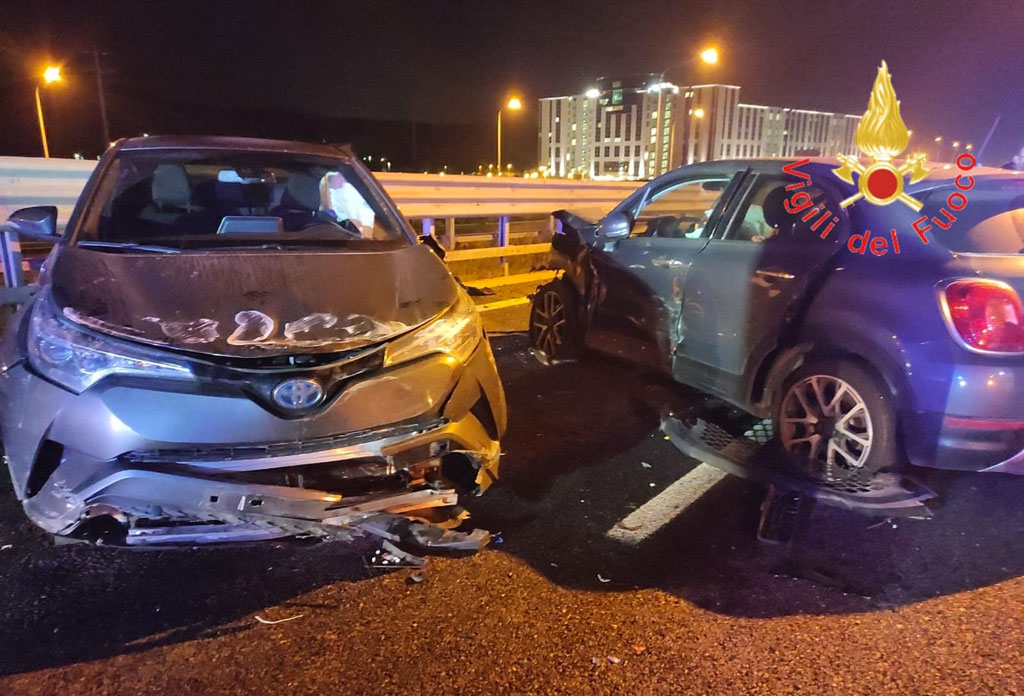 Cinghiale attraversa la strada, scontro fra 3 auto a Germaneto: feriti