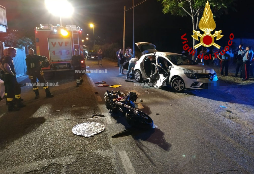 Lamezia, scontro tra auto e moto in via Malaterra: 5 feriti
