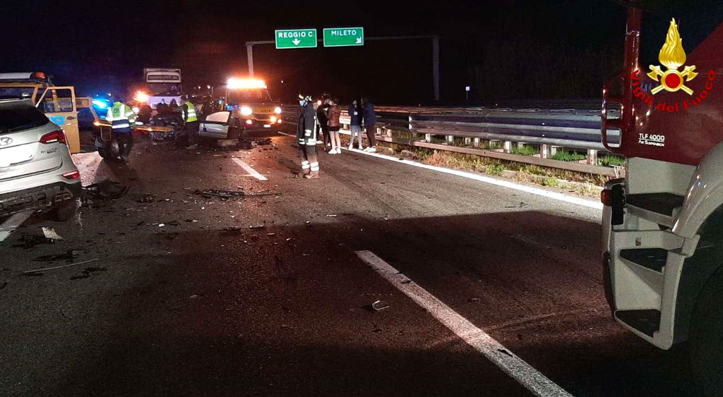 Scontro tra cinque auto su A2 a Mileto: tre feriti