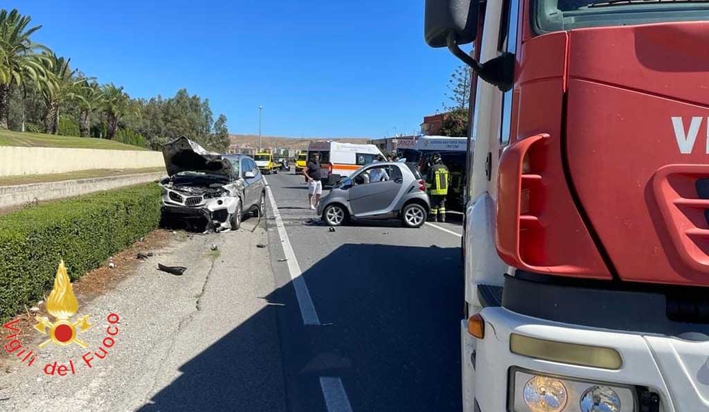 Scontro fra 3 auto a Crotone, un morto e 4 feriti sulla 106 