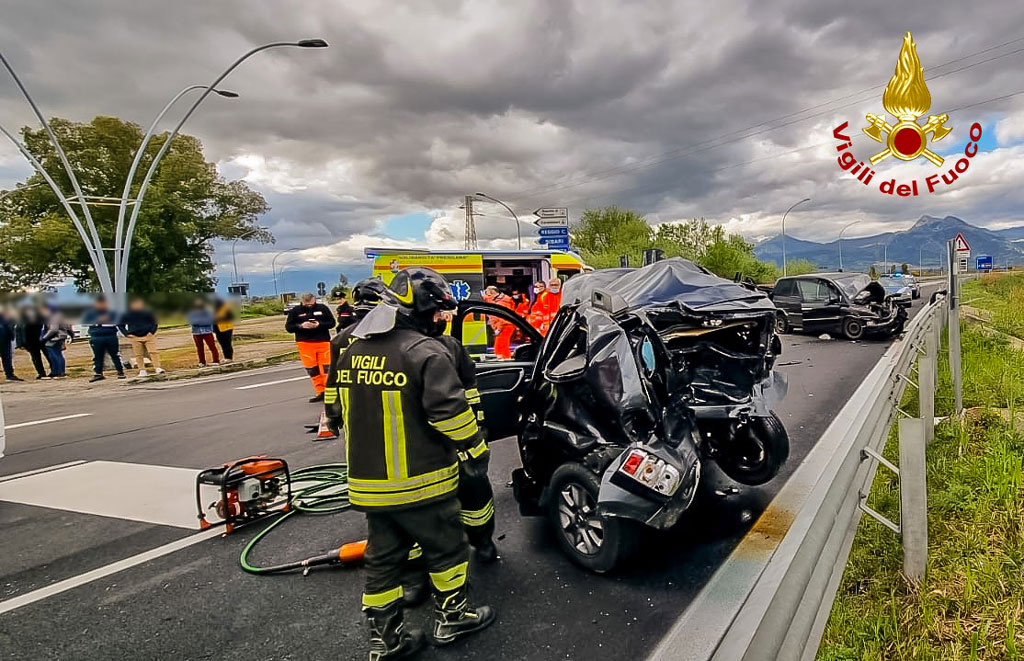 Scontro tra due auto sulla ss106 nel Cosentino: 2 morti e un ferito