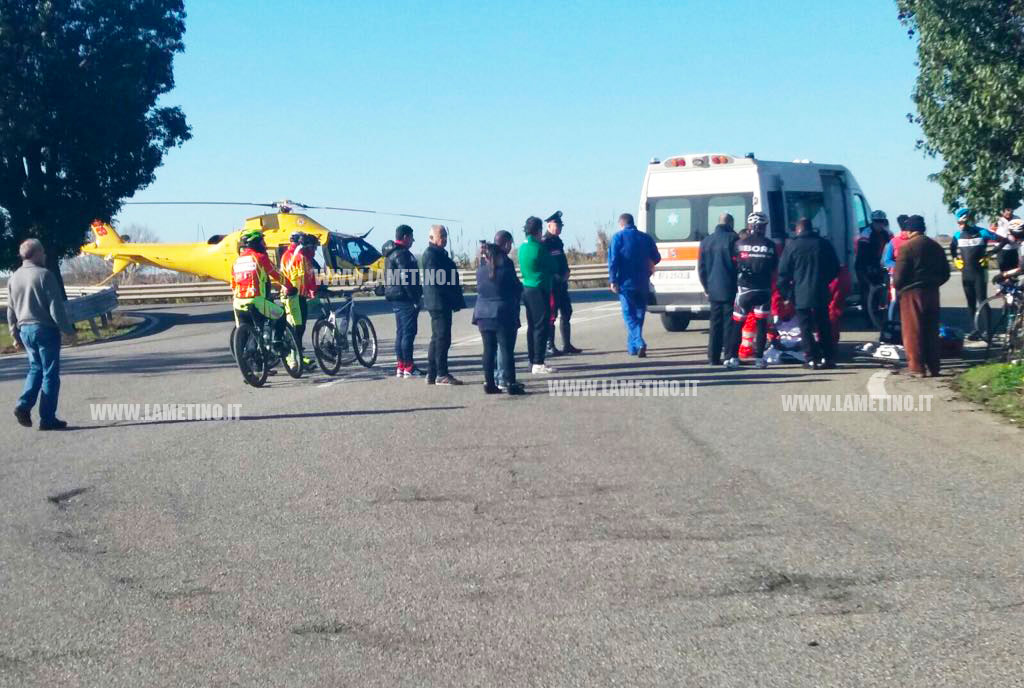 Lamezia: colto da malore mentre è in bici, ciclista trasportato in elisoccorso all'ospedale