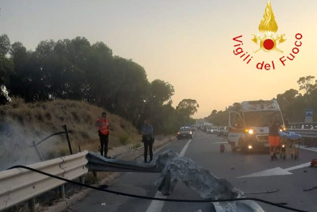 Auto finisce fuori strada e si incendia, un morto e un ferito grave nel Reggino