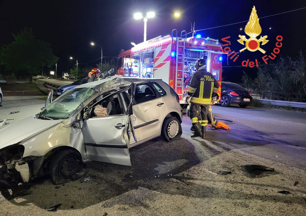 Auto contro guardrail a Catanzaro, ferito conducente
