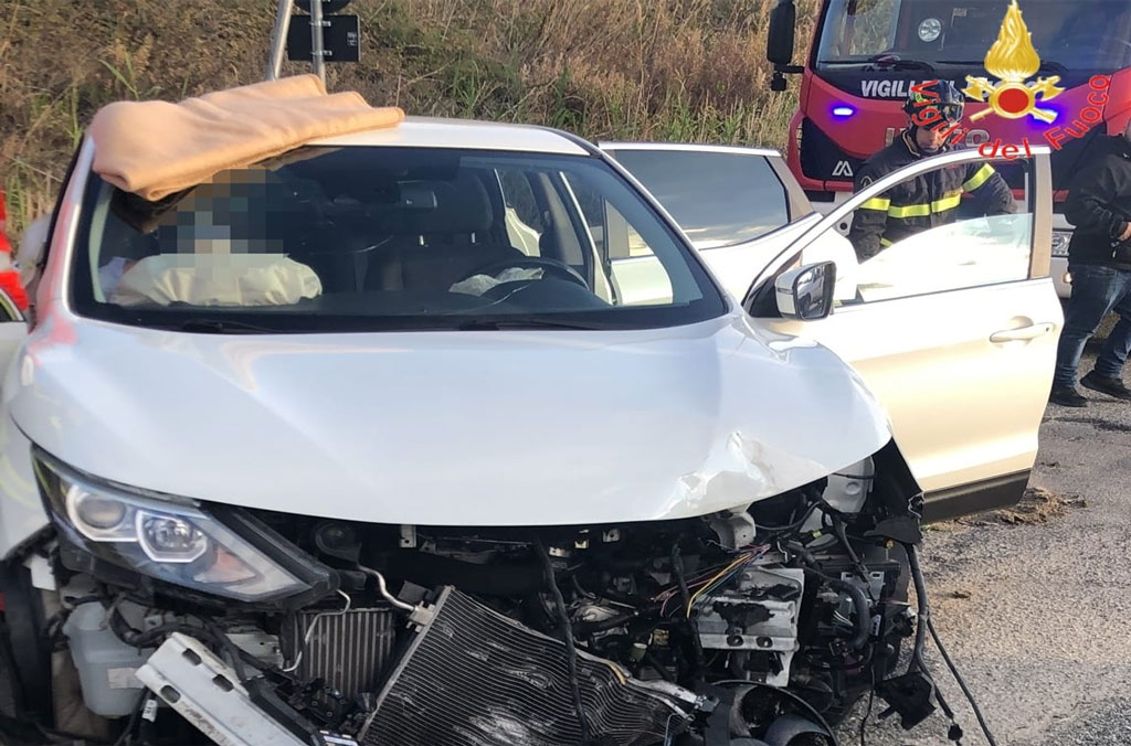 Perde il controllo dell'auto e finisce contro guardrail: un ferito a Sellia Marina