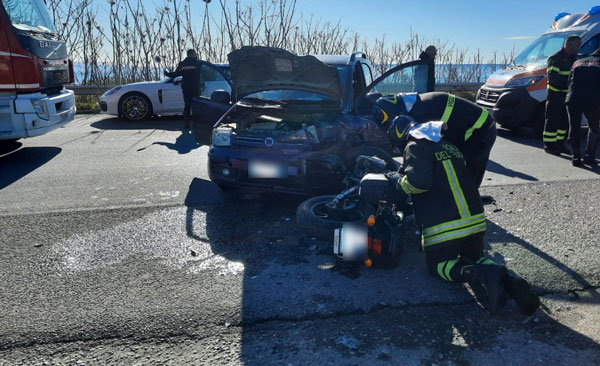 Scontro sulla ss 106, ferita una motociclista 