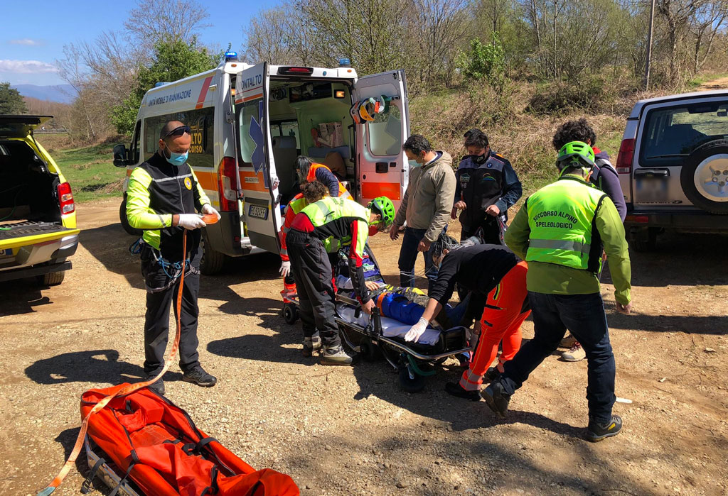 Soccorso Alpino e Speleologico Calabria salva motociclista infortunato in Sila