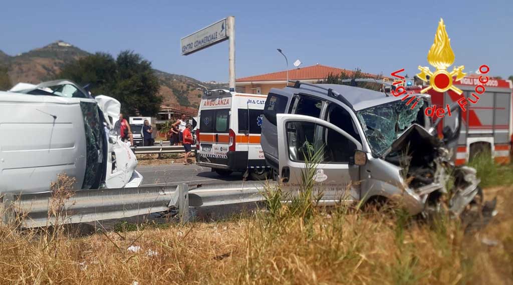 Incidente tra due mezzi a Montepaone, 3 feriti: interviene elisoccorso