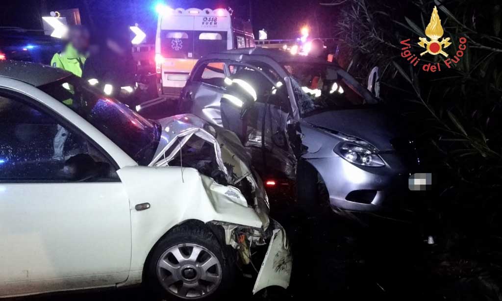Scontro tra due auto su SS106 a Stalettì, feriti