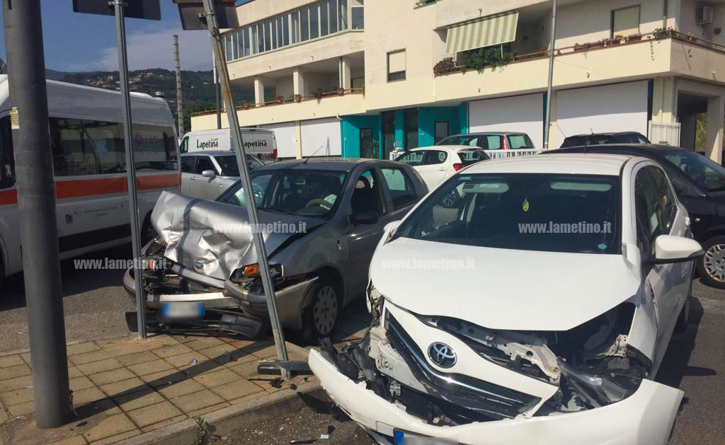 Lamezia, scontro tra due auto in via del Progresso: un ferito