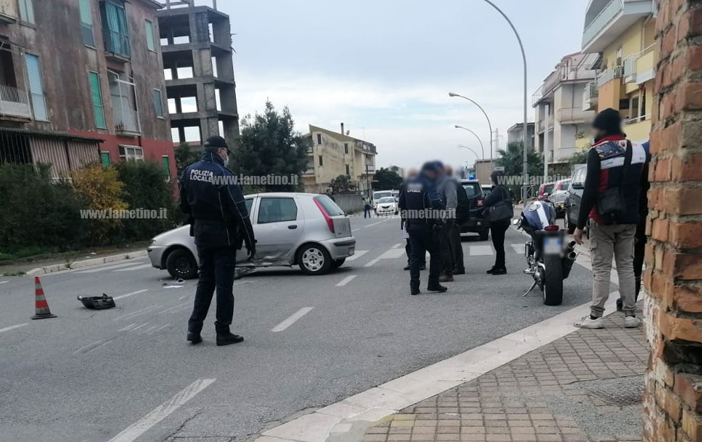 Lamezia, scontro tra auto e moto in via delle Terme: un ferito