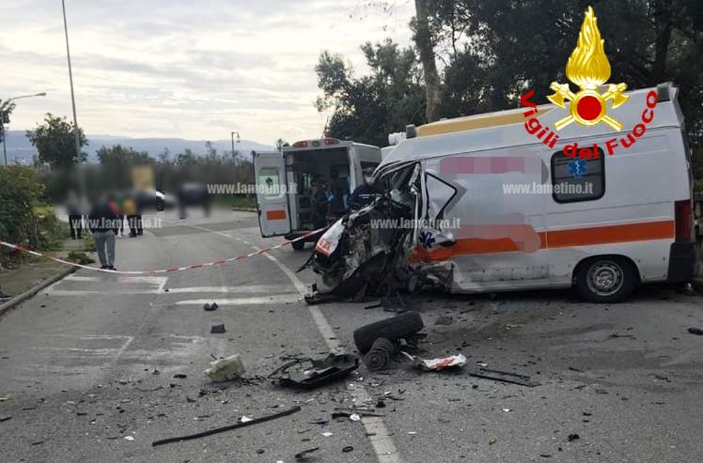 Lamezia, scontro tra ambulanza e furgone in via Murat: 3 feriti