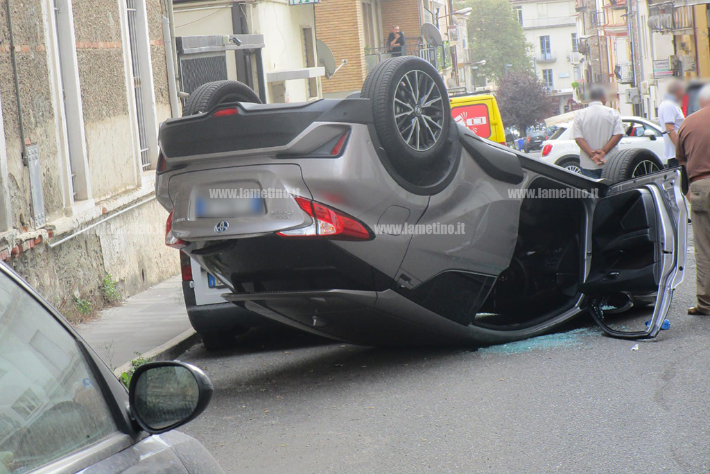 Lamezia, scontro fra due auto in via Toti: ferito anziano 