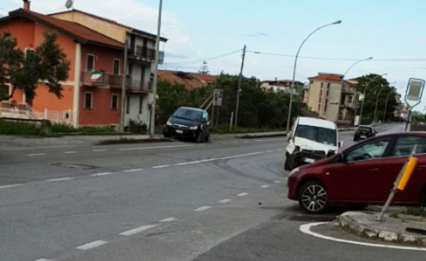 Lamezia, scontro tra furgone e auto su via Marconi: feriti