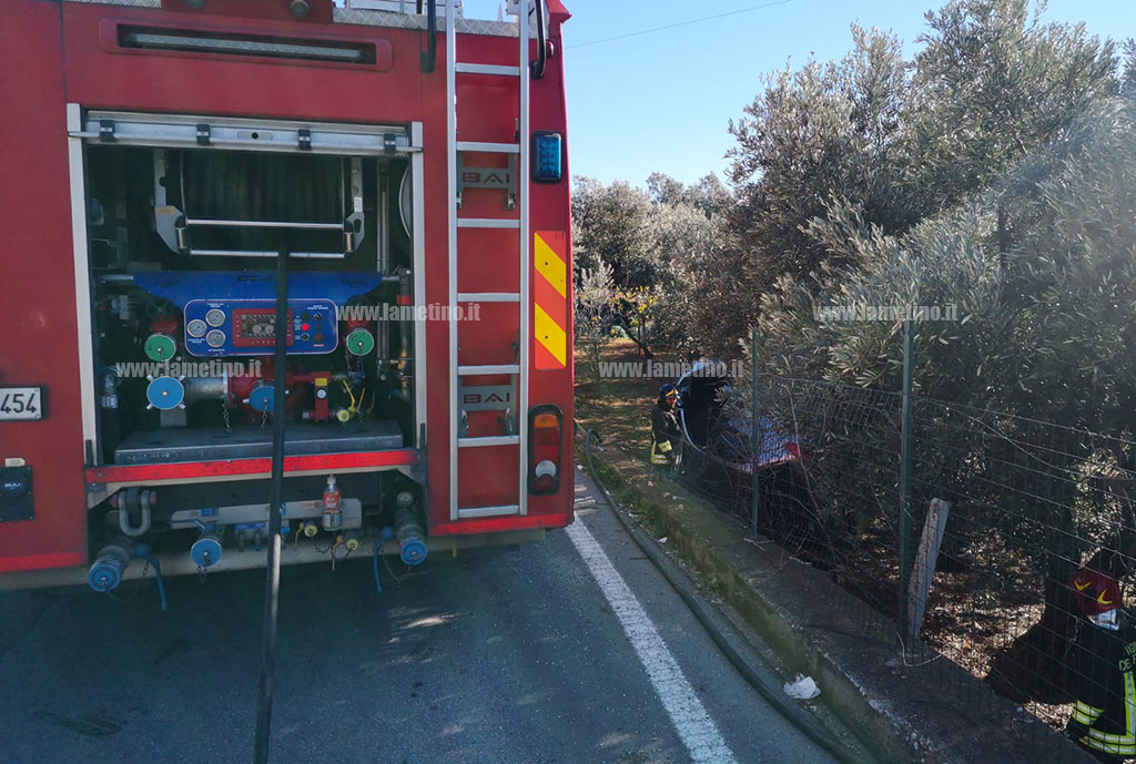 Lamezia, auto finisce fuori strada e si ribalta in via Martiri di Nassirya: ferite lievemente nonna e nipote