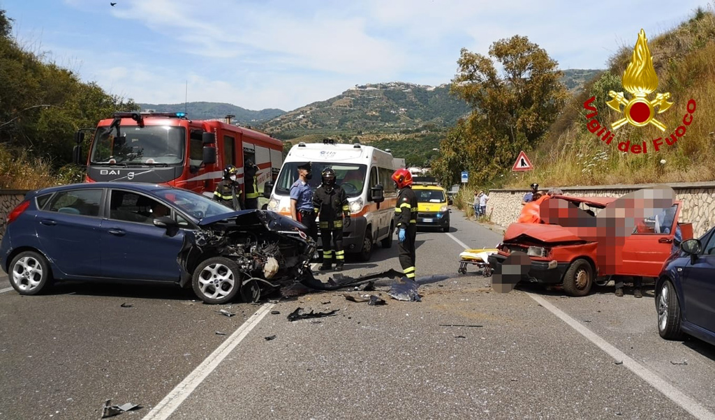 Scontro fra tre auto sulla ss 106 in località Pietragrande, 3 feriti
