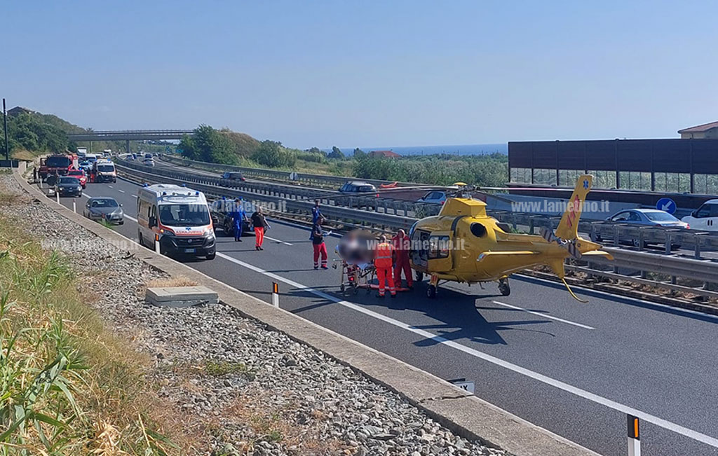 Perde controllo dell'auto e finisce contro barriere sull'A2 a Falerna, quattro feriti - Video