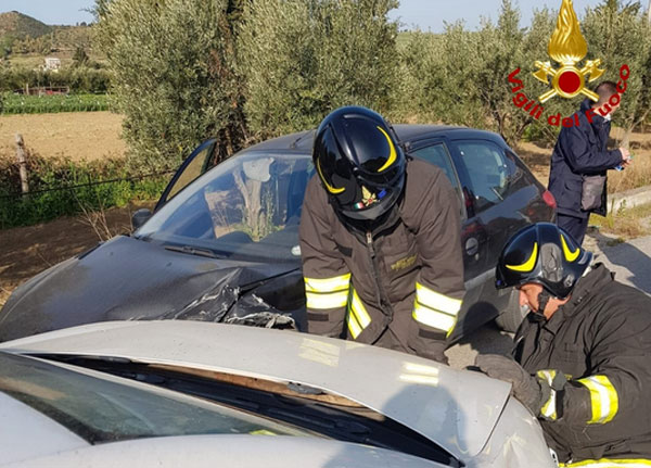 Incidente tra due auto a Sellia Marina, tre feriti