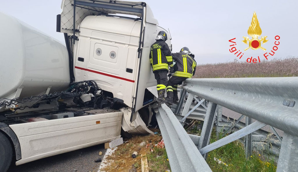 Autocisterna finisce contro guardrail su A2 tra Lamezia e Pizzo, un ferito