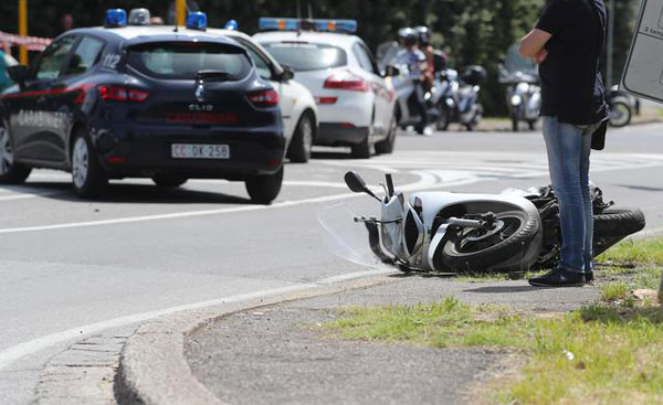 Scontro tra auto e moto nel Cosentino: centauro perde la vita 