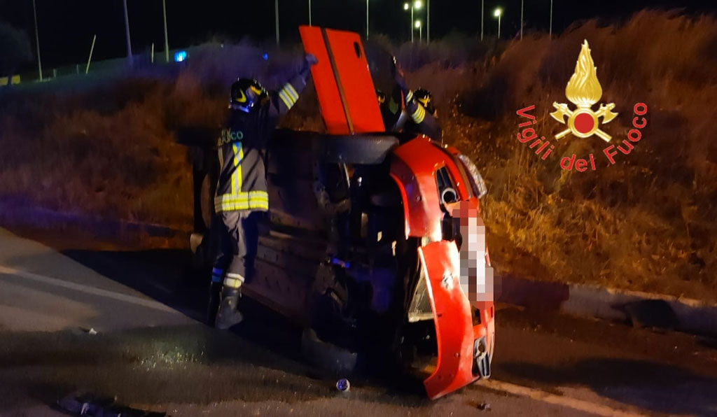 Scontro fra due auto a Satriano Marina, due feriti