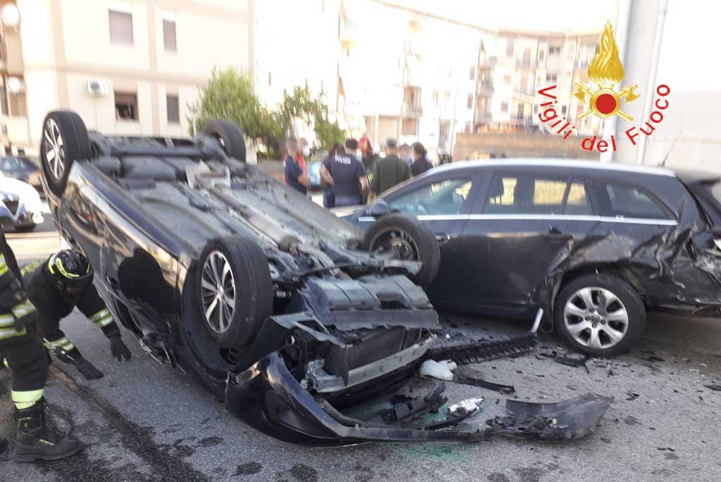 Auto perde il controllo e si ribalta: ferito conducente a Catanzaro 