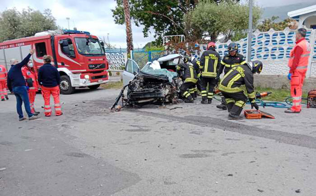 Auto sbanda e sbatte contro un muro nel Vibonese, muore giovane