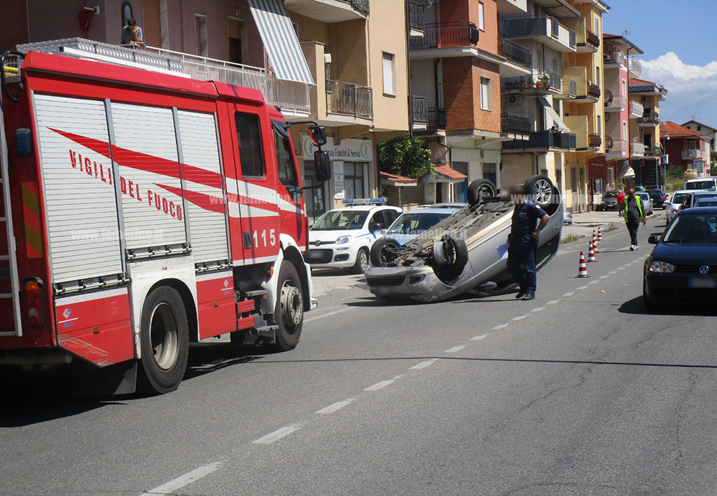 Lamezia, scontro tra due auto su via Marconi: una si ribalta